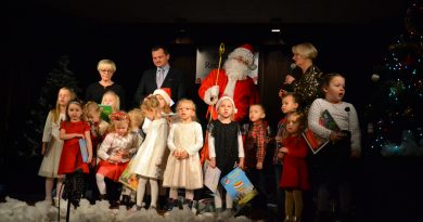 Dzieci wraz z Mikołajem na scenie OK w Zawidowie