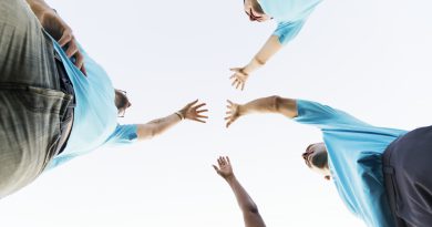 Grupa wolontariuszy w niebieski w koszulkach