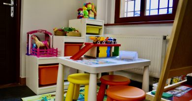 Stolik, krzesełka i zabawki dla dzieci