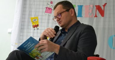 burmistrz miasta, czytający dzieciom