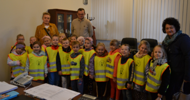 dzieci przedszkolne w gabinecie burmistrza