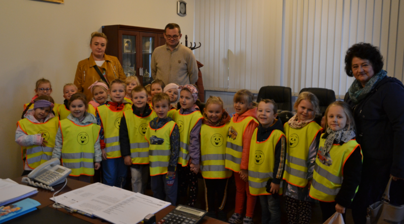 dzieci przedszkolne w gabinecie burmistrza