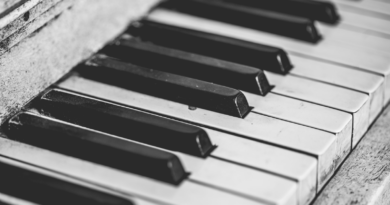 biało-czarne zdjęcie klawiszy fortepianu