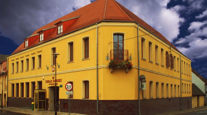 żółty budynek z czerwonym dachem, widziany od frontu