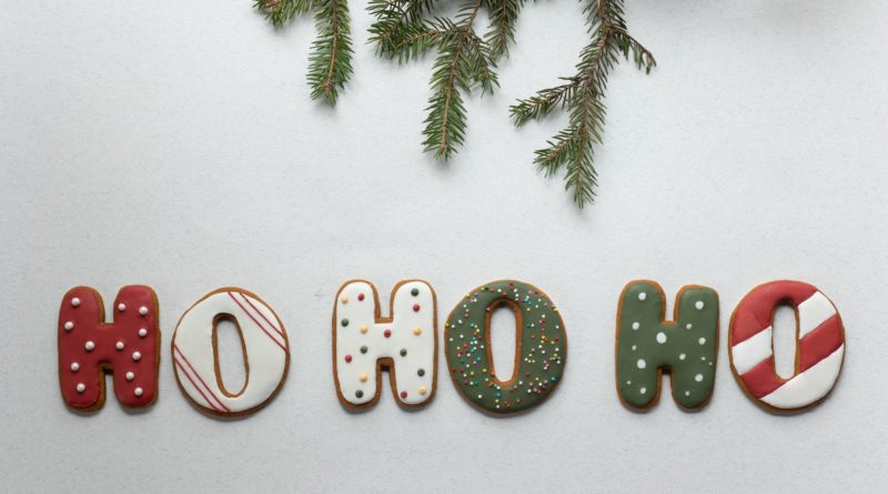 napis świąteczny ułożony z ciastek oraz gałązka choinki