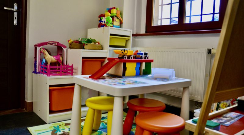 Stolik, krzesełka i zabawki dla dzieci
