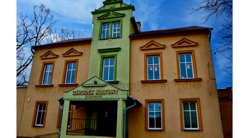 Siedziba Ośrodka, budynek 3 kondygnacyjny w kolorach zielonym i pomarańczowym