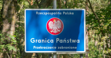 Zdjęcie znaku z napisem Rzeczpospolita Polska , Granica Państwa. Przekraczanie zabronione