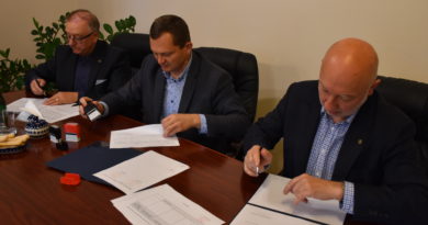 Samorządowcy podpisujący umowę