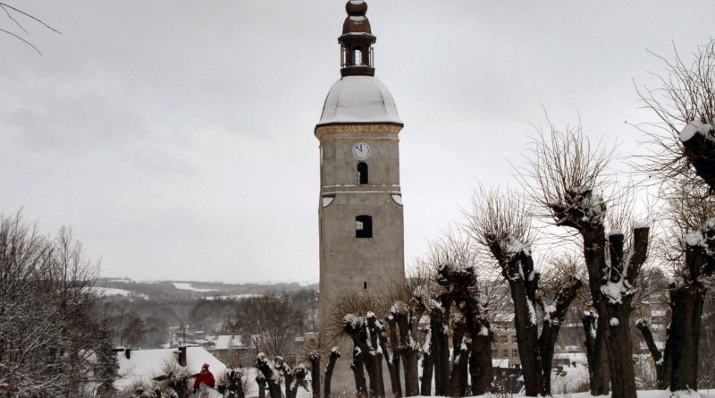 wieża kościoła ewangelickie w zimowej scenerii