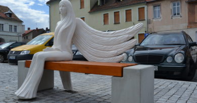rzeźba anioła siedząca na Rynku w Zawidowie