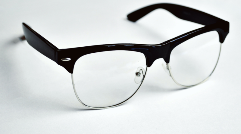 okulary w czarnych oprawkach