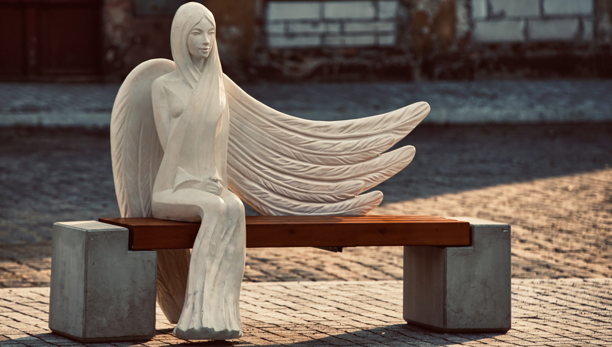 ławeczka z aniołem na rynku miejskim