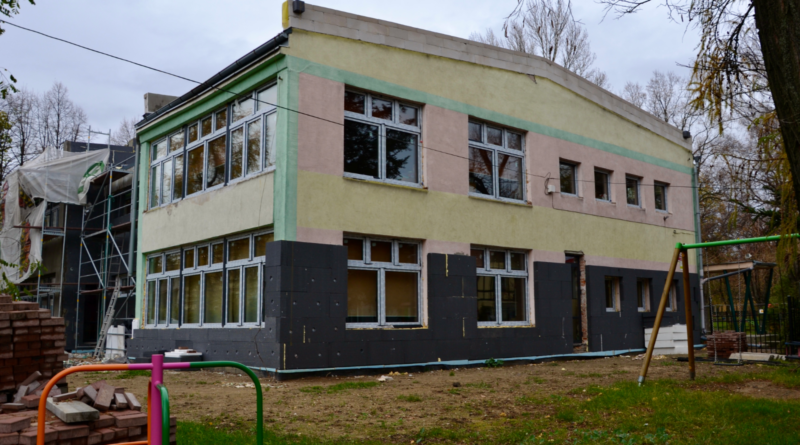 budynek przedszkola w Zawidowie w fazie modernizacji