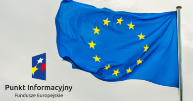 flaga eu -niebieska oraz okrąg ułożony z żóltych gwiazd, logo funduszy europejskich, granatowy prostokąt z gwiazdami, czerwona, żółta, biała.