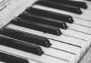 biało-czarne zdjęcie klawiszy fortepianu