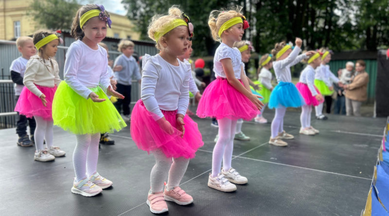 dziewczynki tańczące na scenie różowych i żółtych spódniczkach
