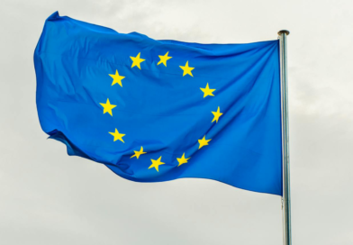 Flaga EU w niebieskim kolorze, a na niej gwiazdy ułożone w okrąg.