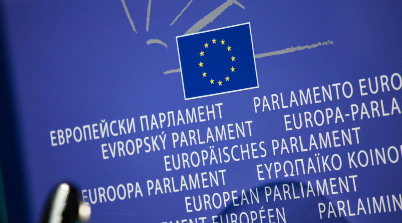 tablica Unii Europejskiej, ninieskge barwy, prasy w każdym języku oznaczające parlament EU oraz flaga unijna