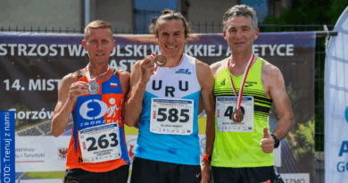 Trzech mężczyzn prezentujących zdobyte medale.