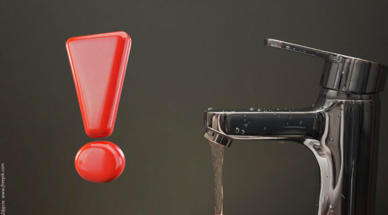 kran, z którego leci woda oraz zerowy wykrzyknik.