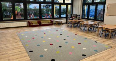 Sala marzeń - dywan, panele, stoliki.