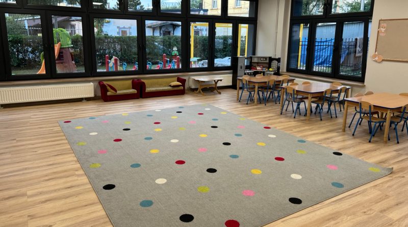 Sala marzeń - dywan, panele, stoliki.