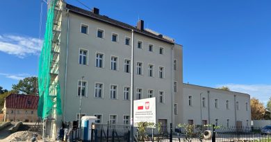 Budynek trzykondygnacyjny w jasnych szarych kolorach.