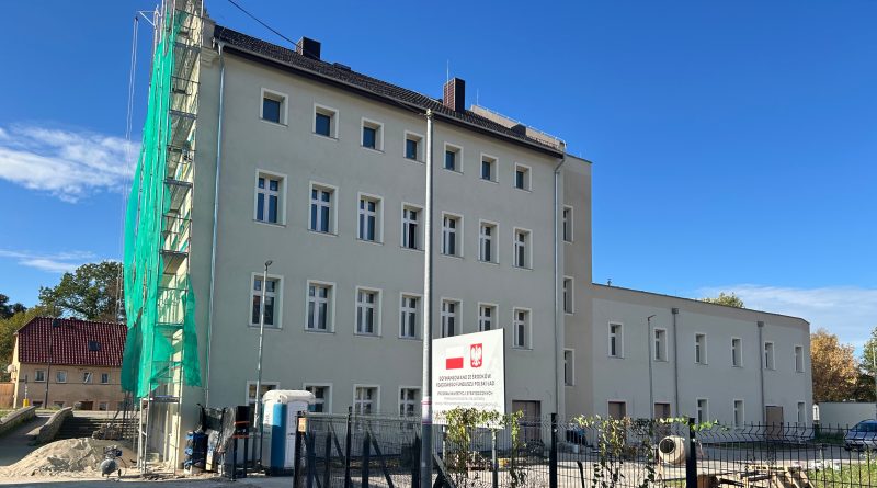 Budynek trzykondygnacyjny w jasnych szarych kolorach.