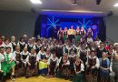 40-lecie Zespołu Folklorystycznego „Jarzębina” w Zawidowie Ponad 120 osób w różnym wieku w strojach ludowych na tle sceny.