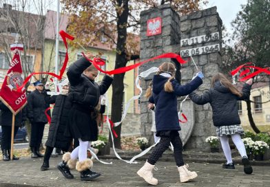 Zawidów uczcił Narodowe Święto Niepodległości Dzieci tańczące z wstążkami w kolorach białym i czerwonym pod pod obeliskiem. W tle strażacy ze sztandarem.