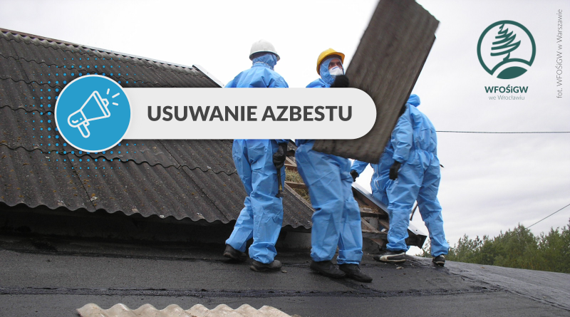 pracownicy usuwający azbest z dachu