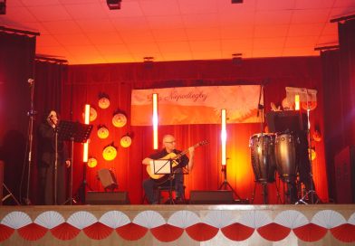 Koncert „Dla Niepodległej” – muzyczny hołd dla Ojczyzny Oświetlona scena, a na niej artyści z instrumentami.