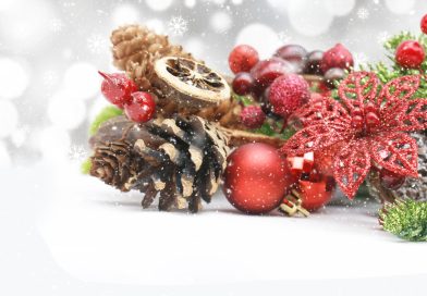 W rytmie Świąt – zapraszamy na koncert pełen zimowych brzmień! stroik bożonarodzeniowy, szyszki, czerwone bombki, zielone gałązki choinkowe.