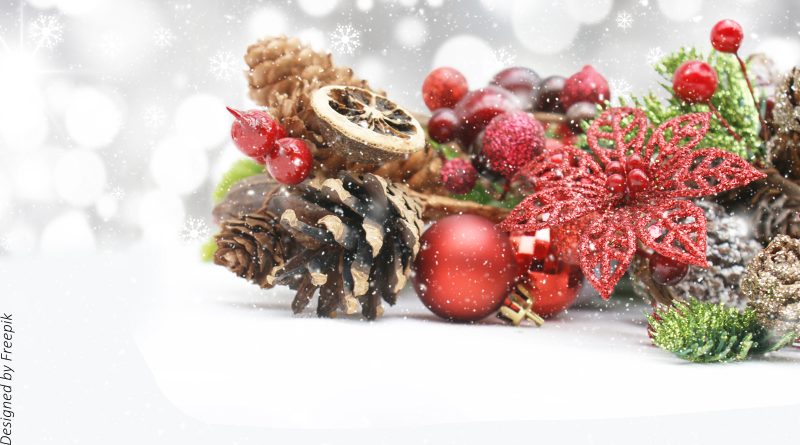 stroik bożonarodzeniowy, szyszki, czerwone bombki, zielone gałązki choinkowe.