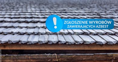 Dach, na którym znajduje się azbest, oraz napis: Zgłoszenie wyrobów zawierających azbest. Napis na niebieskim tle, z lewej strony wykrzyknik.