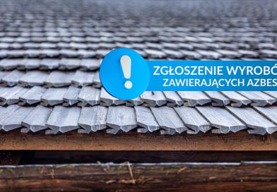 Zgłoszenie wyrobów zawierających azbest – termin do 31 stycznia 2026r. Dach, na którym znajduje się azbest, oraz napis: Zgłoszenie wyrobów zawierających azbest. Napis na niebieskim tle, z lewej strony wykrzyknik.
