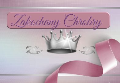 Napis: Zakochany Chrobry" srebrna korona oraz różowa wstążka.