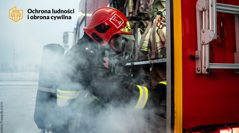 Strażak przy aucie pożarniczym