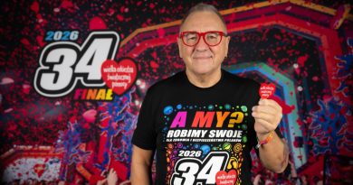 Zawidów zagra z WOŚP – trwają przygotowania do 34. Finału Mężczyzna czarnej koszulce w kolorowe wzory trzymający serduszko z napisem Wielka Orkiestra Świątecznej Pomocy.