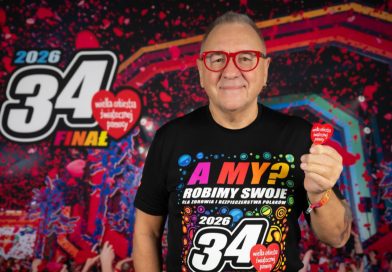 Zawidów zagra z WOŚP – trwają przygotowania do 34. Finału Mężczyzna czarnej koszulce w kolorowe wzory trzymający serduszko z napisem Wielka Orkiestra Świątecznej Pomocy.