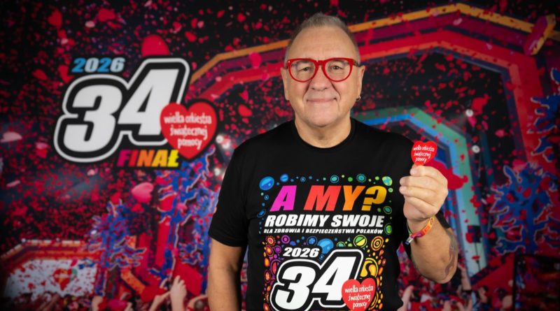 Zawidów zagra z WOŚP – trwają przygotowania do 34. Finału Mężczyzna czarnej koszulce w kolorowe wzory trzymający serduszko z napisem Wielka Orkiestra Świątecznej Pomocy.