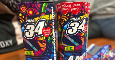 2 kolorowe puszkI WOŚP z napisem 34 finał.