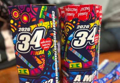 2 kolorowe puszkI WOŚP z napisem 34 finał.