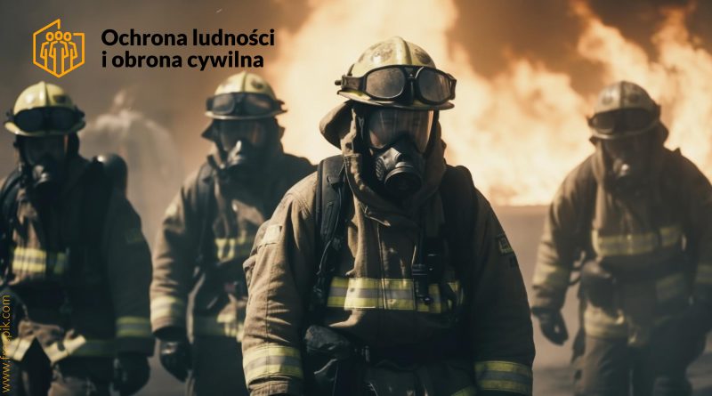 Strażacy w umundurowaniu na tle płacącego obiektu.