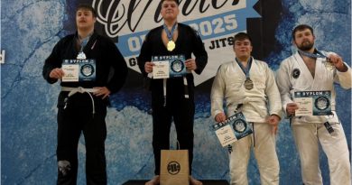 4 mężczyzn w kimonach stojących na podium