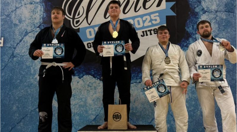 4 mężczyzn w kimonach stojących na podium