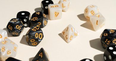 Marzec z Rummikub w zawidowskim Ośrodku Kultury ! biało czarne kostki z cyframi rozrzucone na stole.