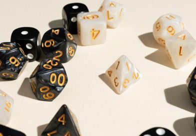 Marzec z Rummikub w zawidowskim Ośrodku Kultury ! biało czarne kostki z cyframi rozrzucone na stole.