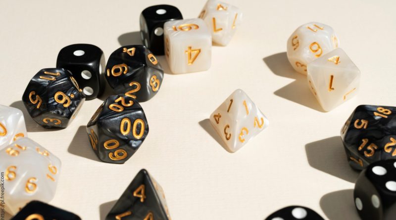 Marzec z Rummikub w zawidowskim Ośrodku Kultury ! biało czarne kostki z cyframi rozrzucone na stole.